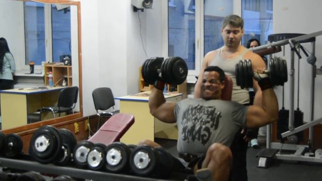 Мощные плечи. жим гантелей смотреть онлайн
