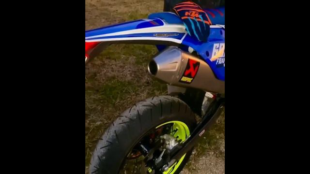 Супер #мотард с топовым выхлопом #akrapovich смотреть онлайн