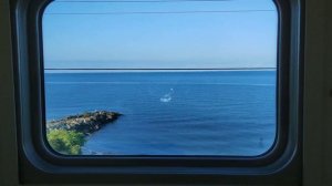 Вид из окна поезда на море