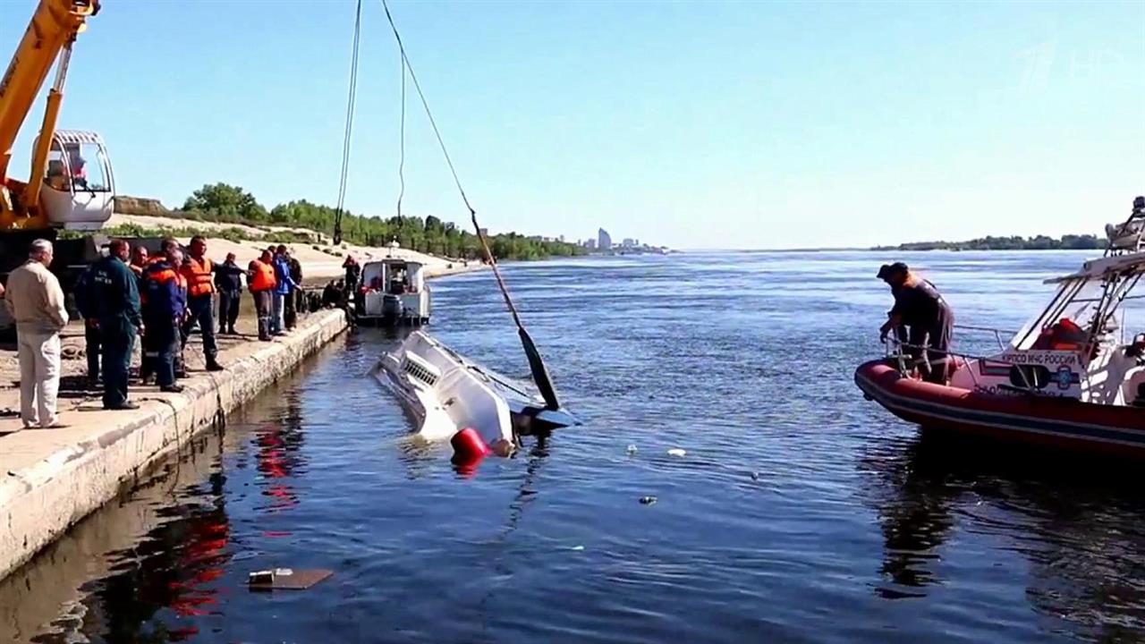 Баржа вышла из волги. Баржа на реке кама. Баржи на оби. Баржа вышла из волги. Затопленная баржа гаврилова поляна.