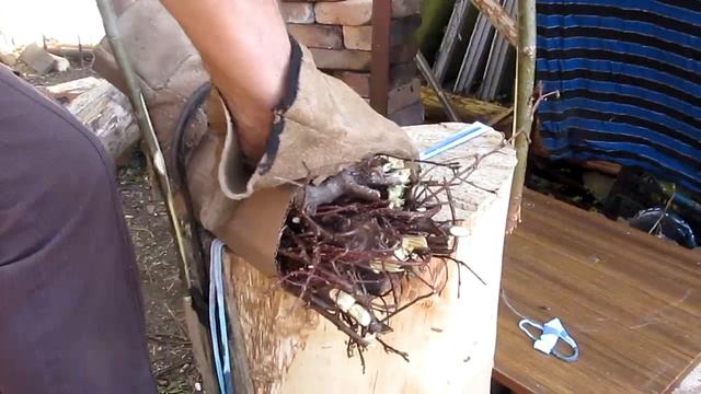 Сделал инструмент для упаковки веток деревьев и кустарника.