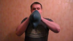 Макс Ромащенко: надувание трехлитровой грелки.