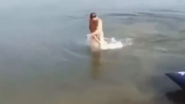 Не купайтесь голым мужики угарный прикол смотреть онлайн