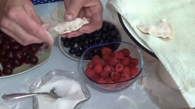 Как приготовить вареники с вишней, малиной , смородиной.