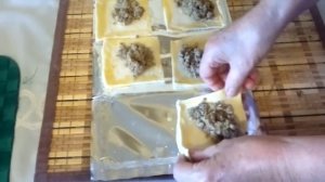 Конвертики с мясным фаршем из слоеного теста