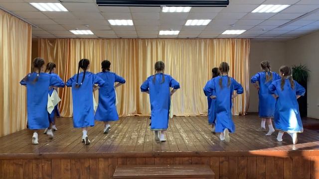 Танец «По камушкам» смотреть онлайн