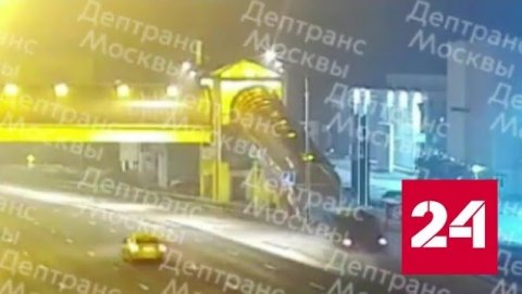 Грузовик врезался в надземный переход на МКАД - Россия 24 
