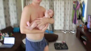 Маша в папиных руках, папа в трусах