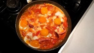 Как вкусно пожарить яйца. Яичница с помидорами и колбасой. Лучший способ Что приготовить на завтрак