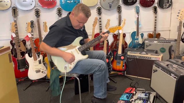 Fender Custom Shop Masterbuilt Ultra Heavy Relic Jason Smith Sonic Blue 1960 Stratocaster. смотреть онлайн