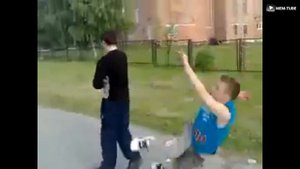 Пацан упал.