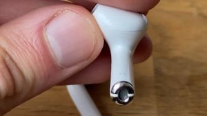 Как отличить наушник AirPods 1-го от 2-го поколения