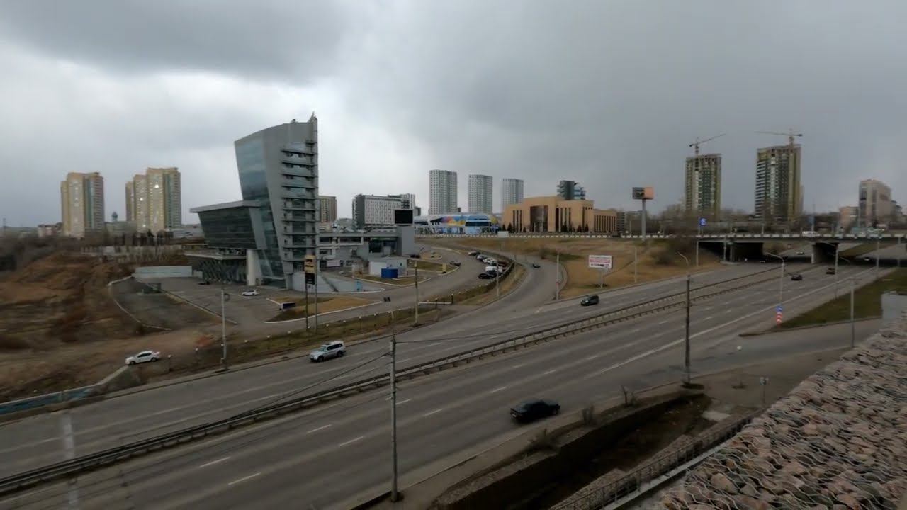 Вид на Октябрьский мост от ТРЦ Июнь г Красноярск апрель 2022г