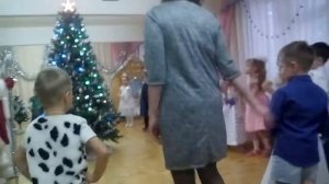 Кружится-кружится и поет...