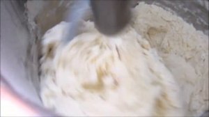 планетарный миксер для пекарни.