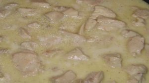 Куриная грудка тушеная в сливочно-сырном соусе