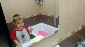 Промывание носа ребенку The child washes his nose