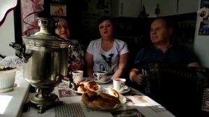 За самоваром... От людей на деревне не спрятаться