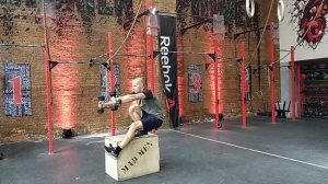 Приседания на одной ноге стоя на тумбе с гантелями в руках