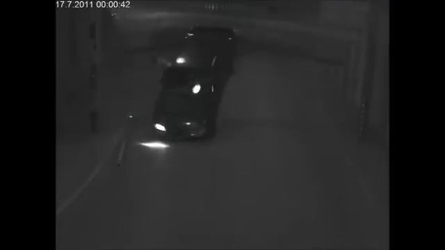 Бездорожье. Зацепился за решетку сделал сальто, приземлилсясь на крышу смотреть онлайн