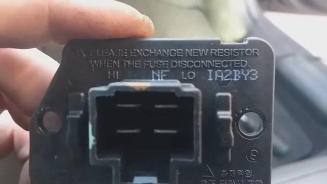Замена резистора вентилятора печки салона Hyundai Elantra Avante⧸Replacing the interior fan resistor смотреть онлайн