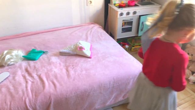 Мама играет 24 часа в пауза Челлендж ПРОТИВ 24 часа мультиков в телефоне. Один обычный день Арины смотреть онлайн