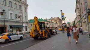 Тракторист меломан. (Громкая музыка по центру Москвы, мощная аккустическая система в тракторе)
