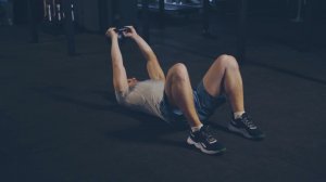 Пуловер с гире лежа на полу/ Floor KB pullover