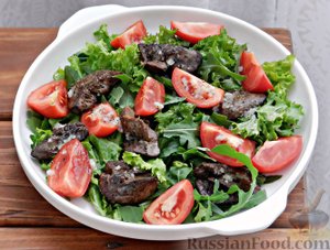 Непривычное, но вкусное.
САЛАТ С КУРИНОЙ ПЕЧЕНЬЮ И ПОМИДОРАМИ
