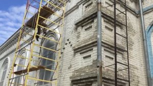 Покраска фасада храма с помощью окрасочного аппарата и краскопульта Yokiji 120