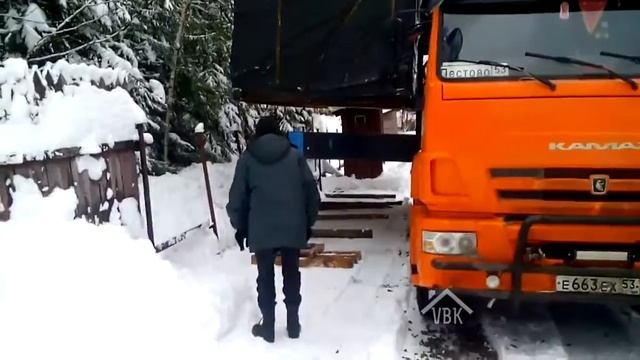 Разгрузка мобильной бани на участке