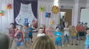 Наши первые выступления перед родительской общественностью. Танец под песню "Дорога к солнцу"