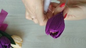 Классная идея! Тюльпаны из гофрированной бумаги без конфет (цветы крокусы)