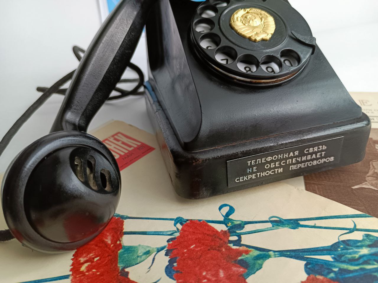 Настольный старинный бакелитовый дисковый телефон БАГТА-50 1956 года с гербом СССР