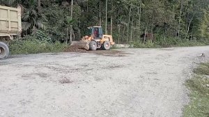 HYUNDAI HSD SL735 is moving sand on the side of the road