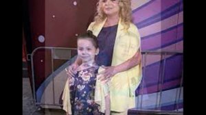 ВНУЧКА ДОЛИНОЙ ОШAPAШИЛА СВОИМ ПЕНИЕМ.