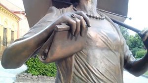 Таганрог. Фаина Раневская. Дом в котором она жила, когда была молодой. И её скульптура. Июнь.