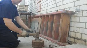 Как выбить шаровую опору мерседес W124 на снятом рычаге
