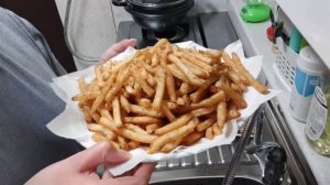 Готовим полуфабрикат/ Картошка фри с сосисками и соусом чили/ Вкусно! И! Быстро!