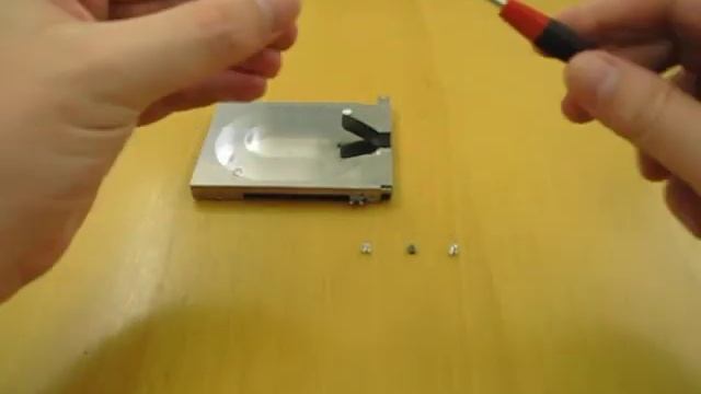 Toshiba de la serie P300: Sustitución de la unidad de disco duro secundaria смотреть онлайн