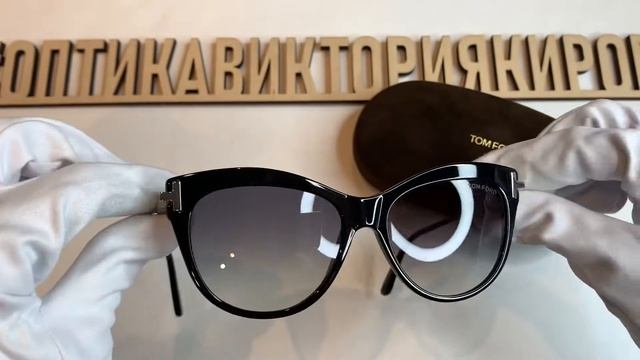 Очки солнцезащитные 821 01B Tom Ford c футляром смотреть онлайн