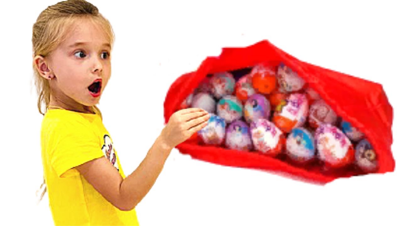 Полина играет с игрушками и пузырями смотреть онлайн