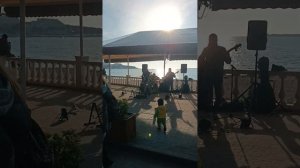 Уличные музыканты играют Виктора Цоя на набережной в Геленджике