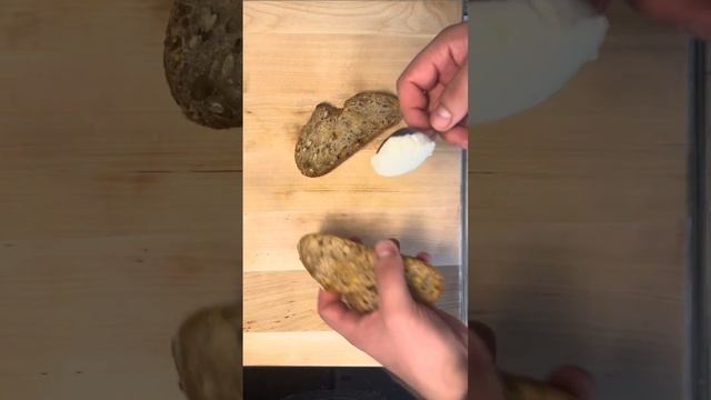 Брускетты с тунцом и грушей