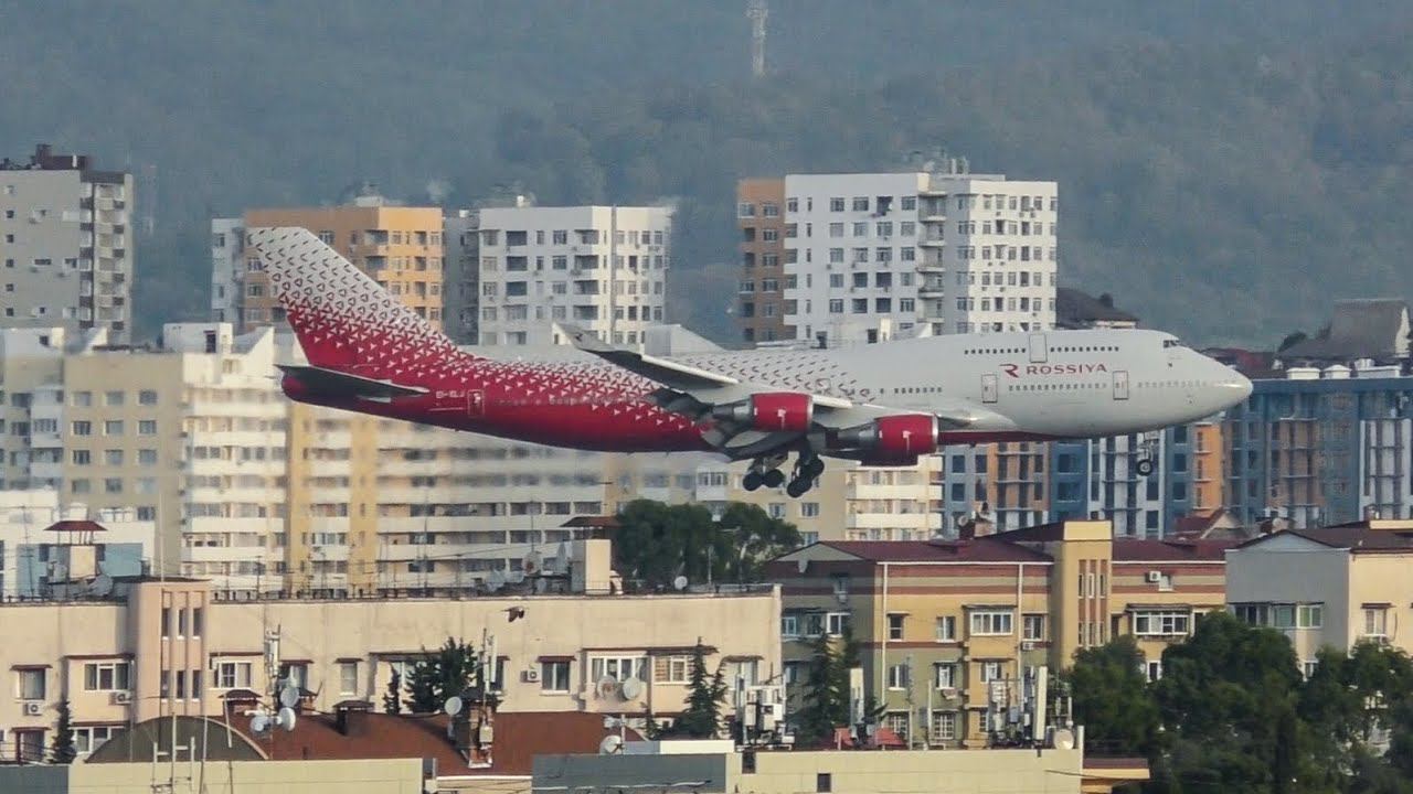 Боинг 747 над Адлером, а/к "Россия" посадка и взлет. смотреть онлайн
