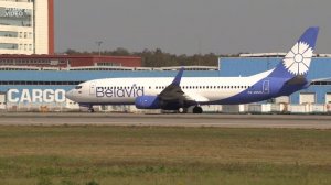 Боинг 737-800 Белавиа, разбег и взлет только на двух стойках.