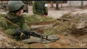 Девушка впервые стреляет из автомата