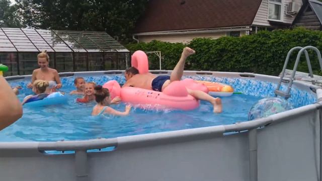 Развлекашки в бассейне. Ч.2 #дача #лето #Милана #дети #бассейн смотреть онлайн
