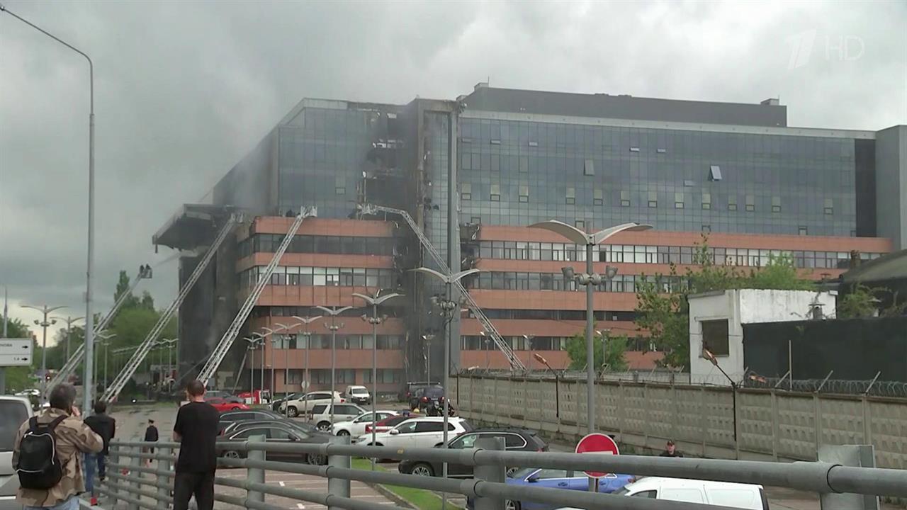 Крупный пожар в бизнес-центре "Гранд Сетунь плаза" в Москве потушен