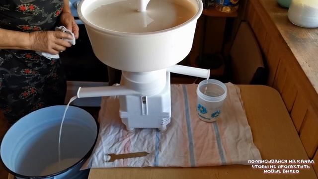 Сепарируем козье молоко, получаем сметану и творог// "Мое Подворье" смотреть онлайн